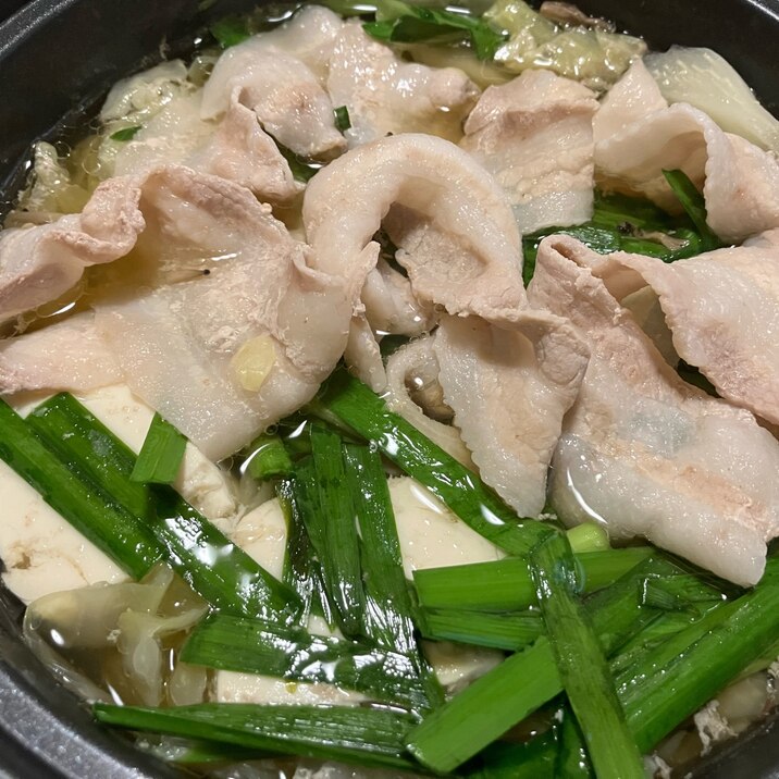 脂が甘い♡豚バラとニラのスタミナ醤油鍋!